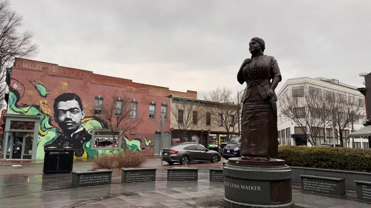 Maggie Lena Walker Memorial Plaza｜瑪姬·L·沃克是美國歷史上第一位創立並擔任銀行總裁的非裔美國女性，也是一位為種族平等和婦女權利奮鬥的社會運動領袖。