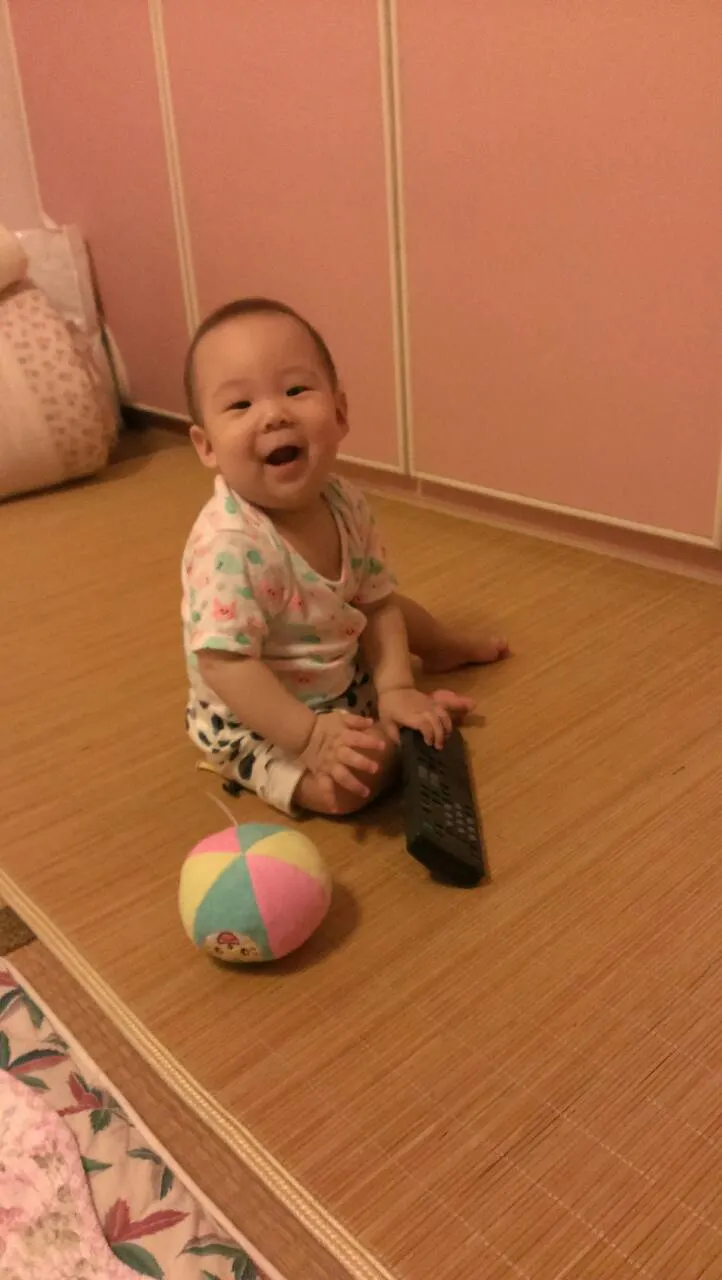 當年還未滿一歲第一次拿到遙控器很興奮的嬰兒1號