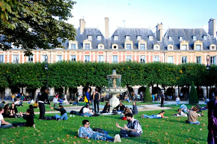 【孚日廣場四周建築對稱雨果曾居 公園綠草銅像林蔭市民悠哉憩息】