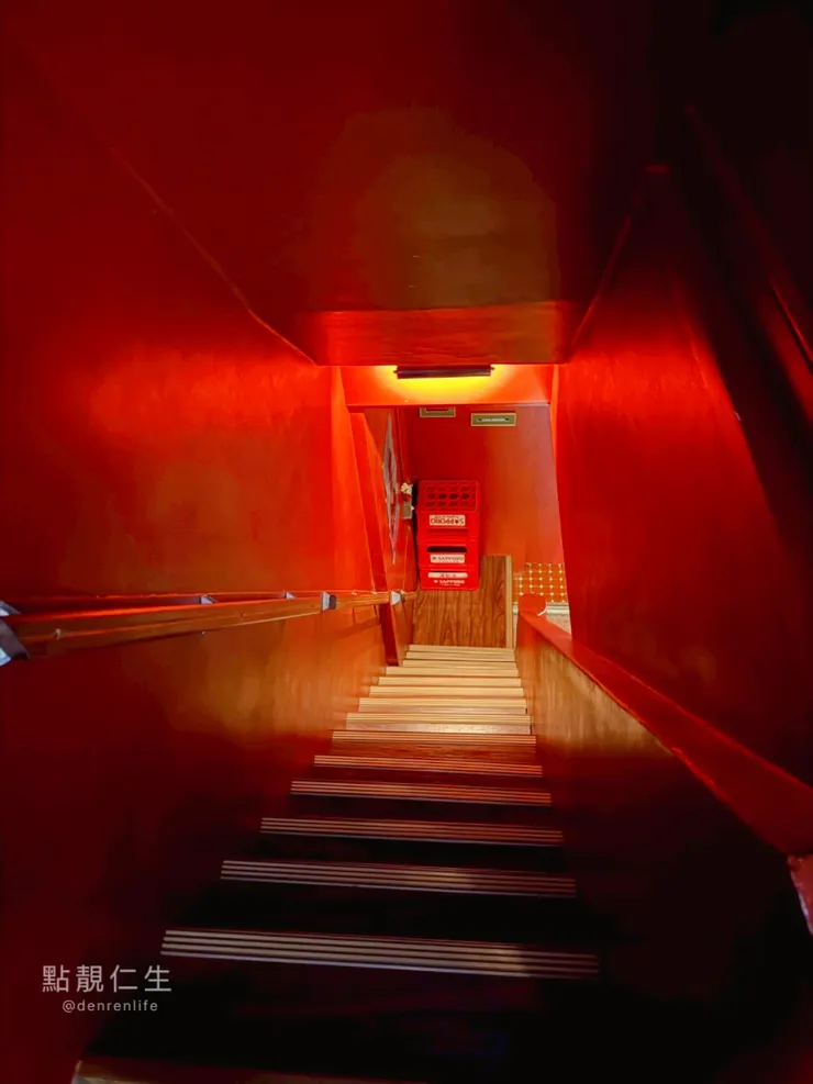 老宅咖啡廳菸花 ｜通往2樓有點抖但有氛圍的樓梯