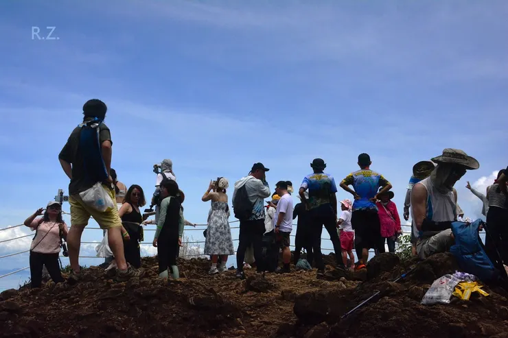 大家群集終點賞景拍照  ([陳傳義]拍攝)