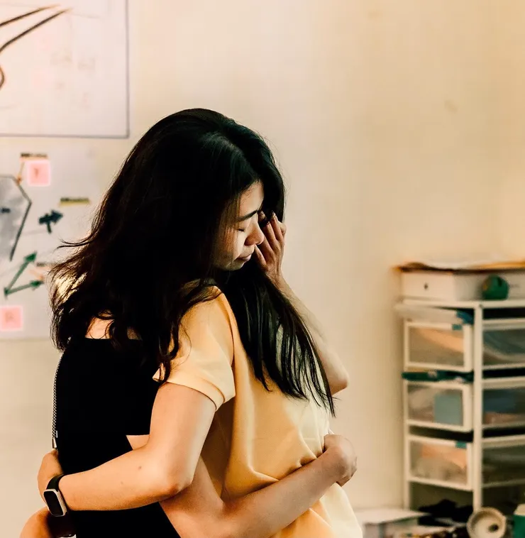 我抱著學生 謝謝他們陪我走這段教育新創路