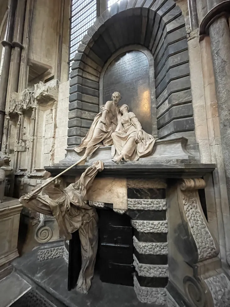 這是南丁格爾的。她的丈夫在力抗死神。