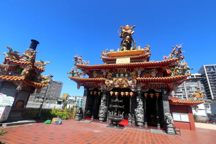 龍柱及建築,色彩鮮豔、雕刻細緻(圖片截圖於網路)