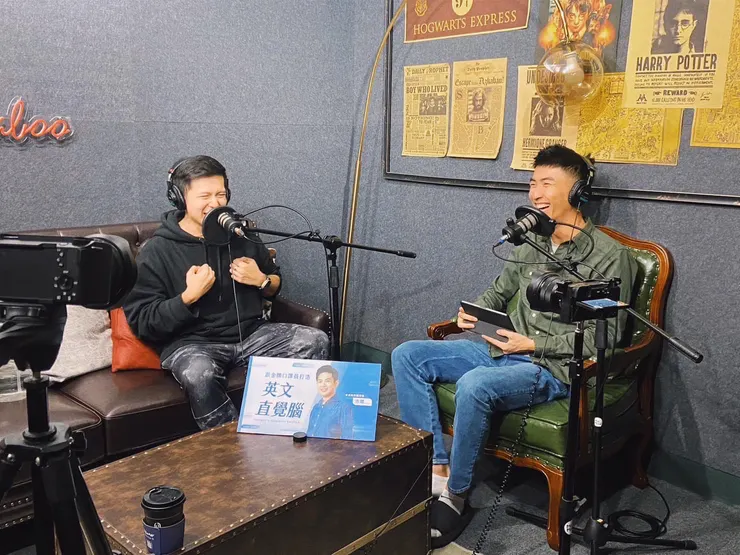 浩爾也與不同 KOL 合作，激盪出有趣的內容。（圖片來源：浩爾譯世界臉書）