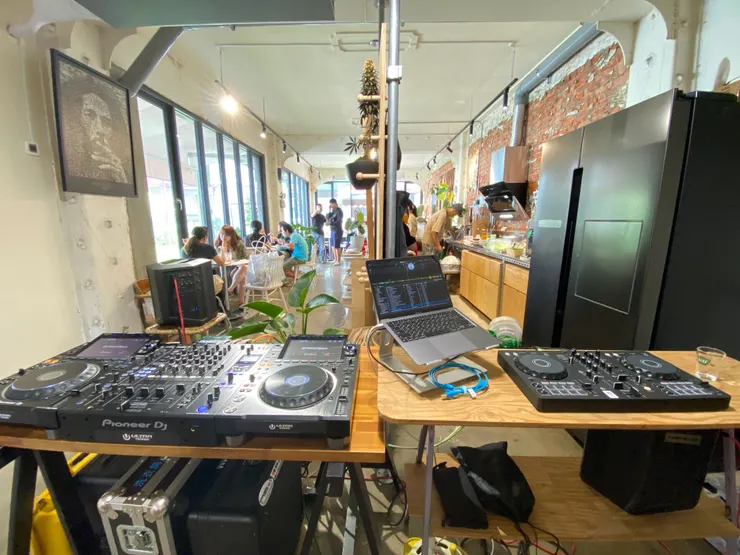 左邊的 CDJ-3000 看起來專業又有氣勢