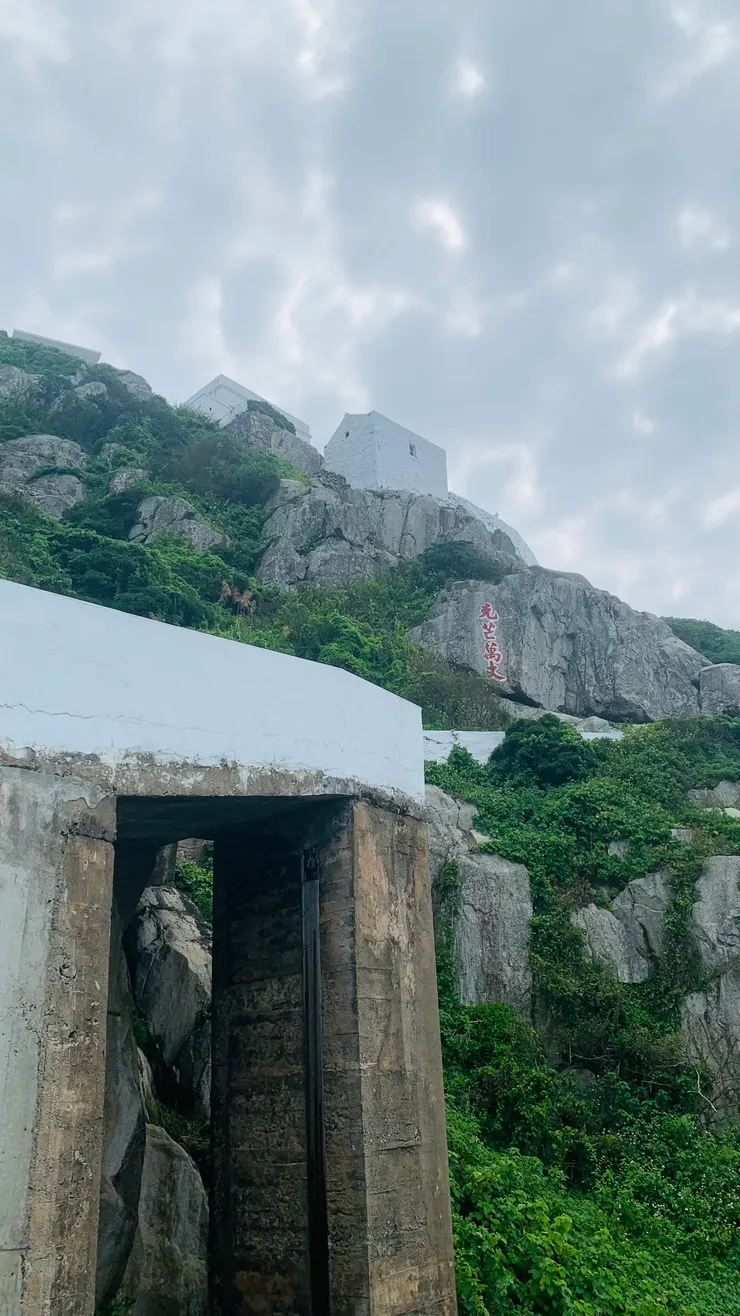 從下方慢慢往上爬。