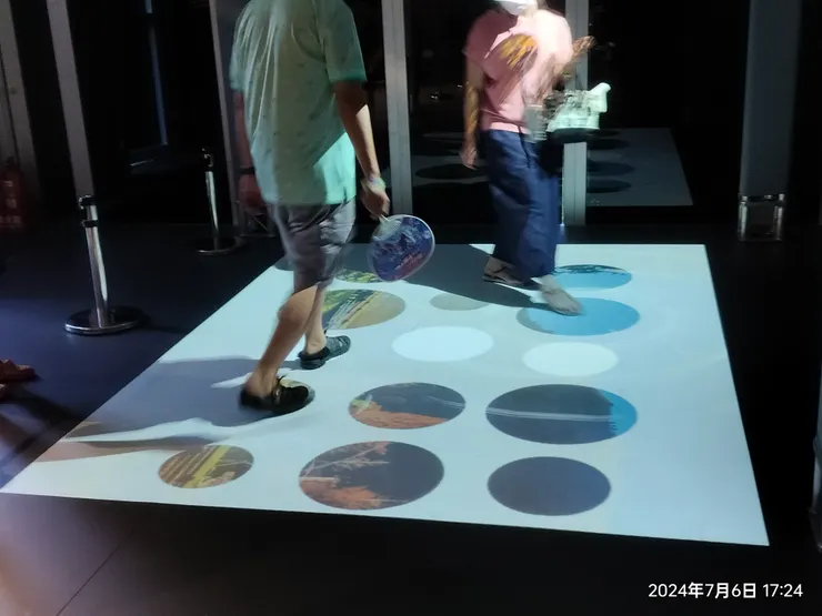 右邊貨櫃的體驗，把圓圈都踩完就會出現宜蘭景點