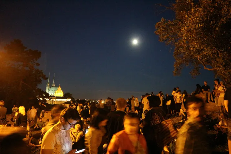 每年6月底到7月中，城堡都會舉辦煙火，屆時這裡會相當熱鬧