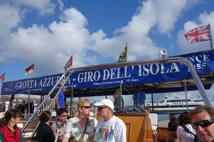 再換搭中型船去藍洞