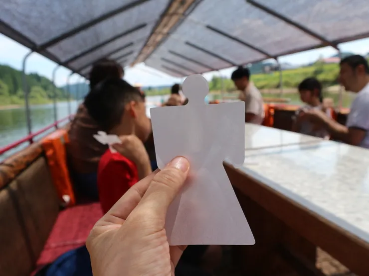 把小人在自己身體上方從頭到腳繞過一次，若有不舒服的地方可以多繞幾次，再對著上方吹氣三下，丟入河中，象徵病氣隨著河水流走，帶走病痛