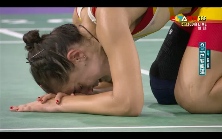 眼看女單金牌戰近在眼前卻無力再戰,瑪琳倒伏球場失聲痛哭。