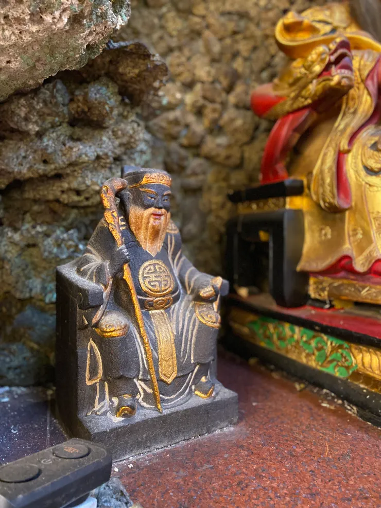 以觀音石雕刻的土地公,是寶藏巖裡最古老的神像
