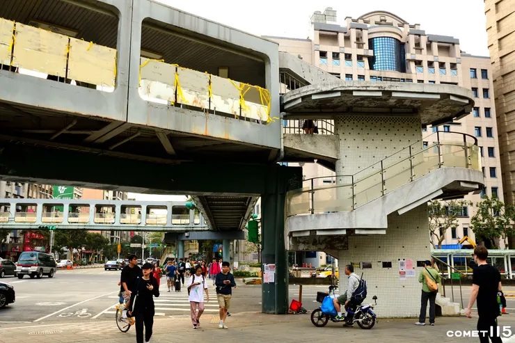 天橋雖已不是過馬路的唯一選擇，但卻為行人提供另一種選擇
