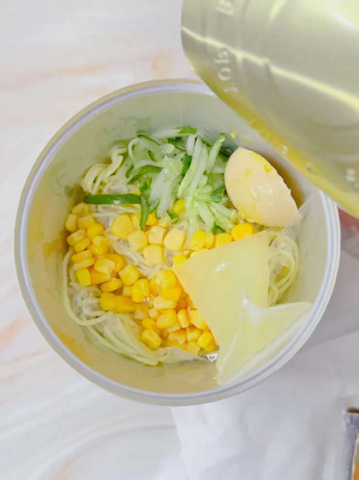 小黃瓜和玉米中間還有一層塑膠膜隔著，很加分的細節