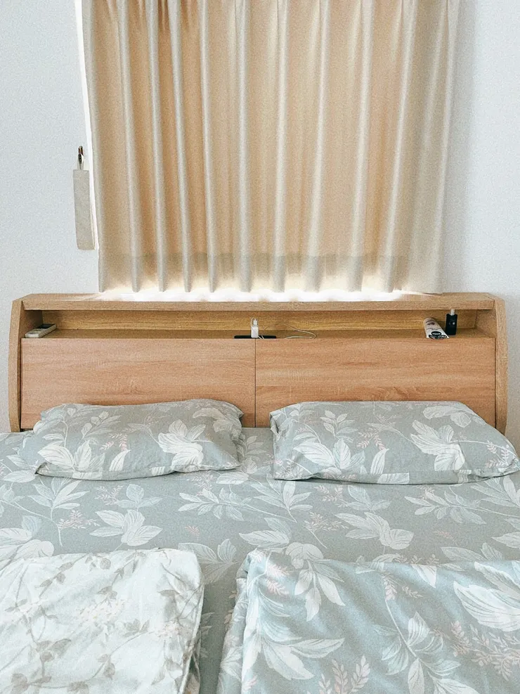 搭配整理木質調的床頭櫃，貓咪的展望台