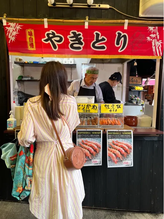 午飯吃得很飽，只能要一串雞皮串燒試試，味道可以，但質感不是我想像的。