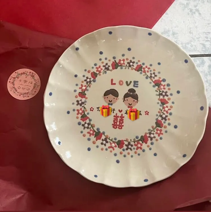 可以客製新人的名字在盤子上