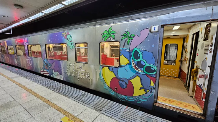 真的好可愛!可愛力量大!每一節車廂都有不同的彩繪主題!