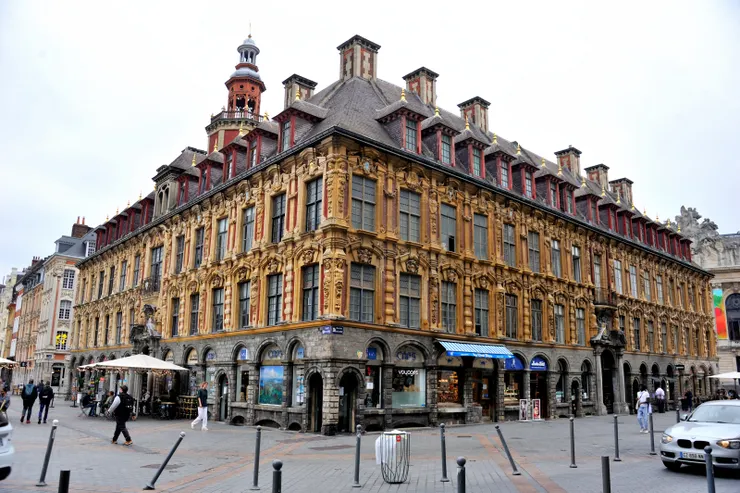 【老證券交易所，建於1652-1653年，佛蘭芒風格，1921年列為法國歷史古蹟。】