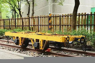 小巧的材丁車通常以兩台一組固定在原木兩端，讓原木不用顧慮平車長度