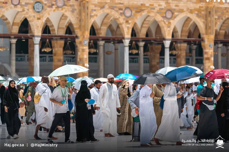 烈日下的朝覲民眾