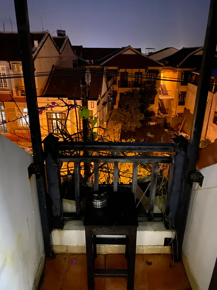 沒有電梯的民宿頂樓房間，有著小但迷人的景觀