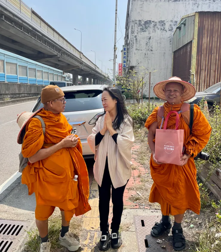 開心與「Walk for World Peace」僧侶們見面