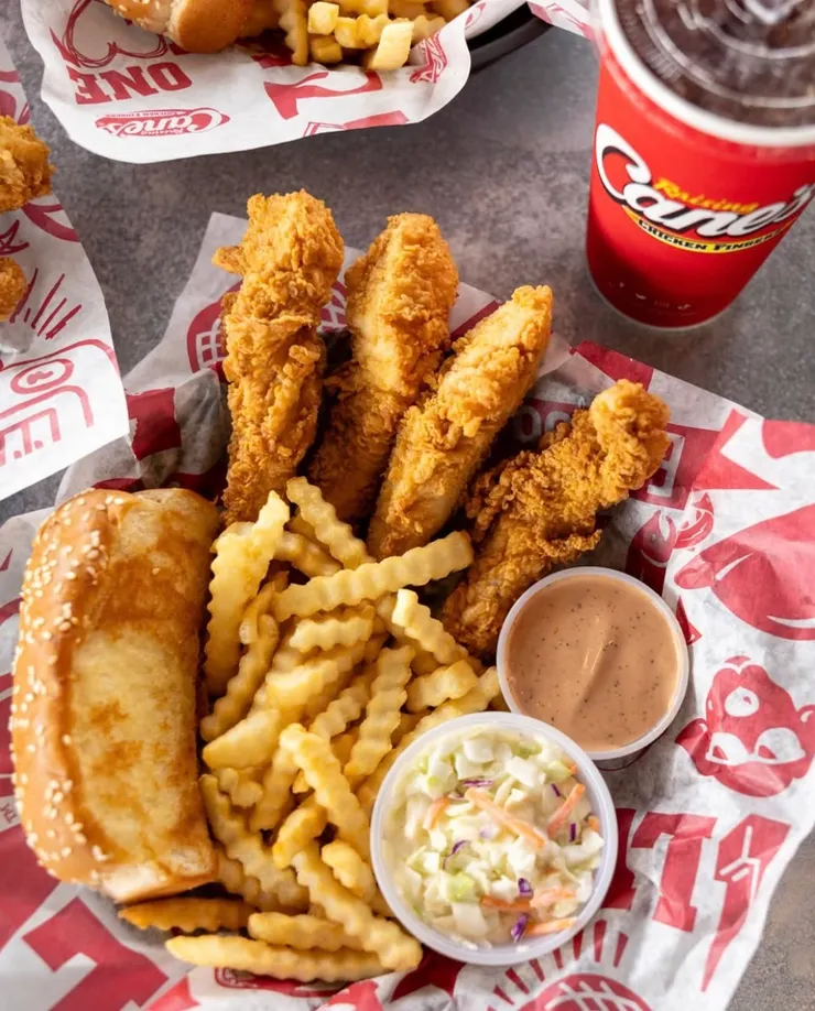 菜單只有雞柳、薯條、Texas Toast 和涼拌捲心菜，加上招牌 Sauce