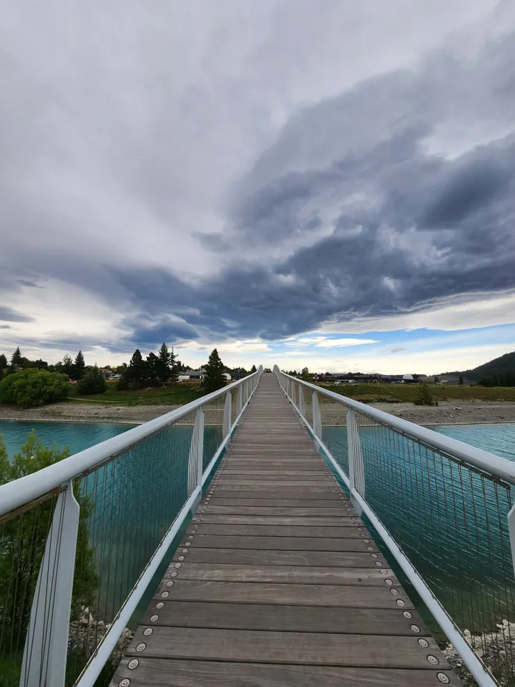 走向牧羊人教堂的橋