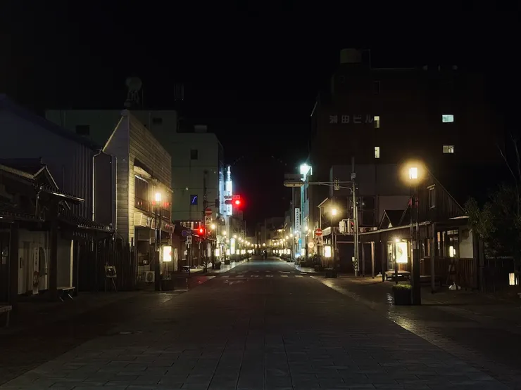 入夜後的伊勢市道外宮參道，偶爾會遇到放學的學生