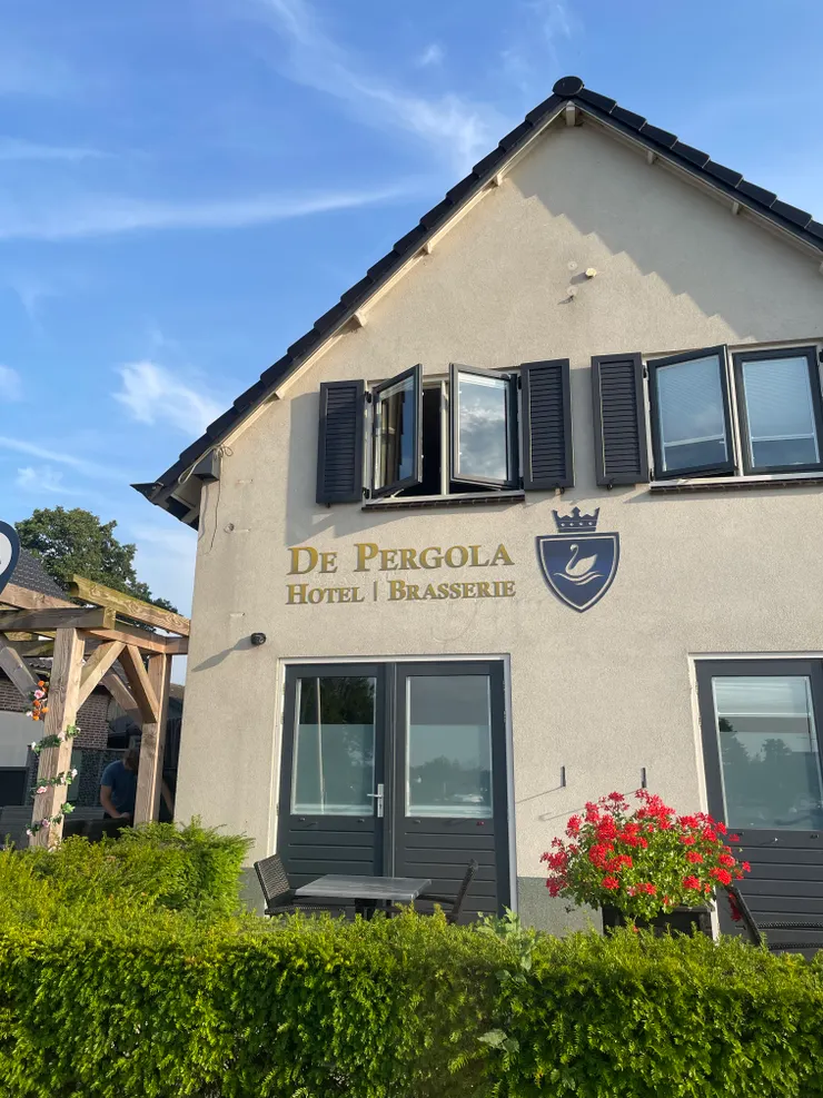 飯店外觀，需要自助check in/check out，可以免費寄放行李(沒有辦法鎖)