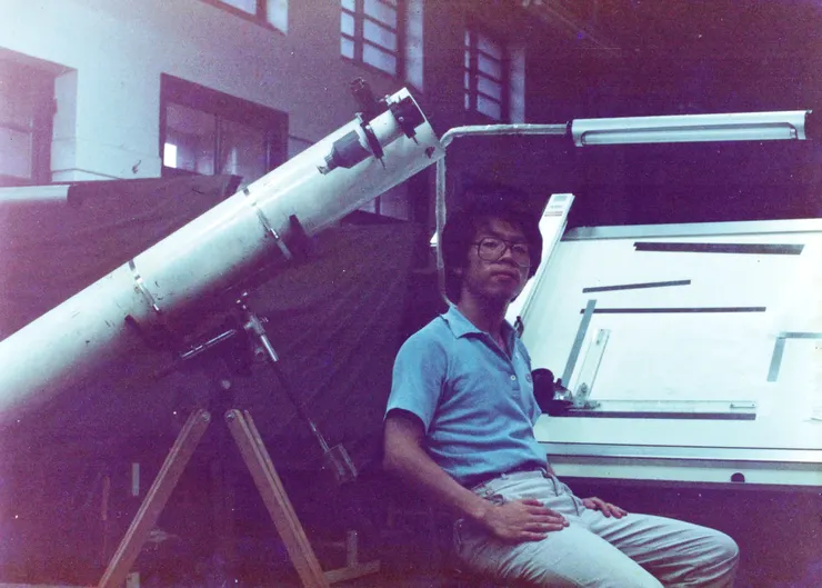 這是我大四修習機械設計實習使用的萬能製圖桌。旁邊擺放我在大二時土法煉鋼自製的牛頓反射式天文望遠鏡。修了機械設計實習後，替它設計了一個赤道儀。當時是1986年，哈雷彗星造訪，我徵得蔣老師同意，將望遠鏡放在製圖室，日落後搬到外面空地觀星，也觀測哈雷彗星。