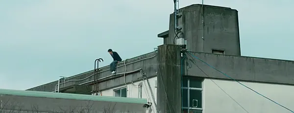 跳下者疑似為桐島，屋頂上的男子／奧村知史 飾演