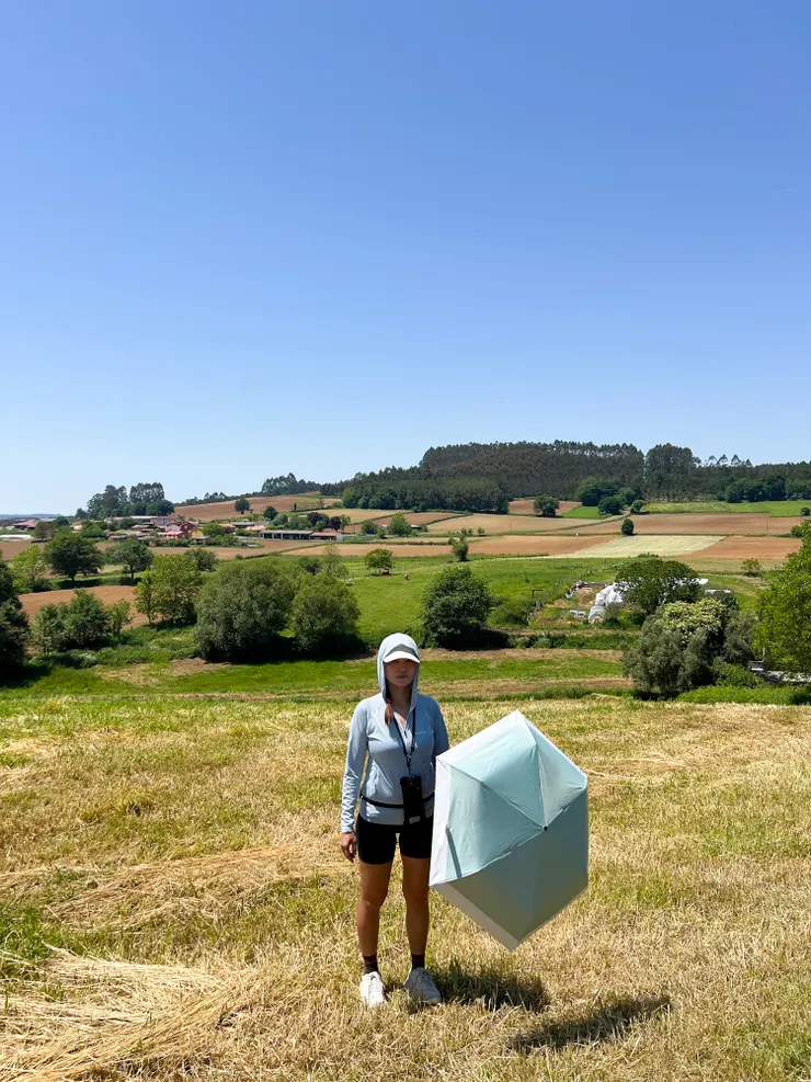 老公～來～一起唱！！“山頂一个黑狗兄，伊是牧場的少爺～～透早到暗真拍拚，牧場開闊規山屏～～～”