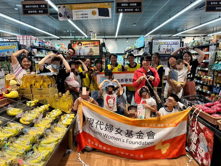 全聯花蓮區黃區經理帶領企業志工與現代婦女基金會花蓮工作站的社工與受贈者一起大合照