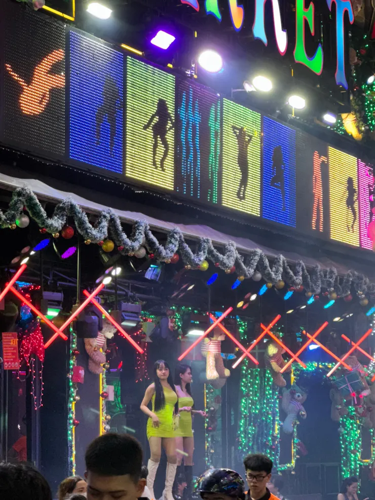 酒吧前的dancing girls