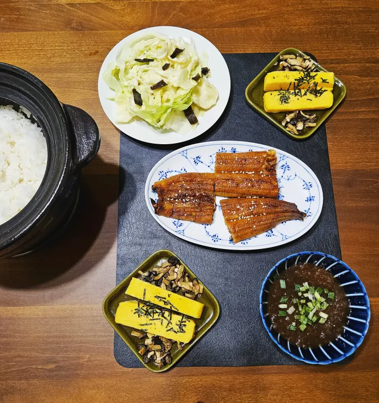 小菜是醋昆布絲、玉子燒、菇脆片、梅子昆布調味的高麗菜。