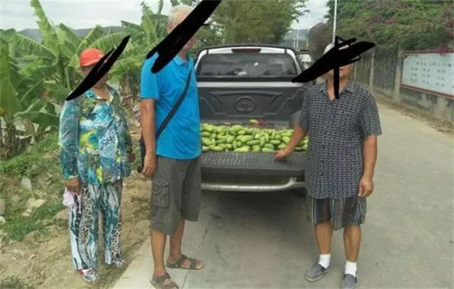 鄭國成率手下劫掠四鄰後，滿載而歸