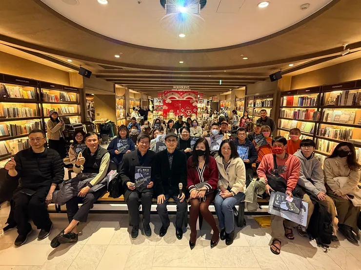 楊弦於上週日(9日)於「誠品松菸3F FORUM」舉辦《鄉.旅.詩.歌》音樂分享會，與樂迷暢談民歌時期的點滴與新專輯的創作背景。（圖／風潮音樂提供）