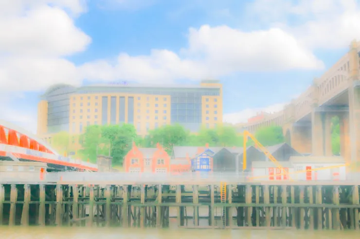 遠眺在河對岸的希爾頓大飯店