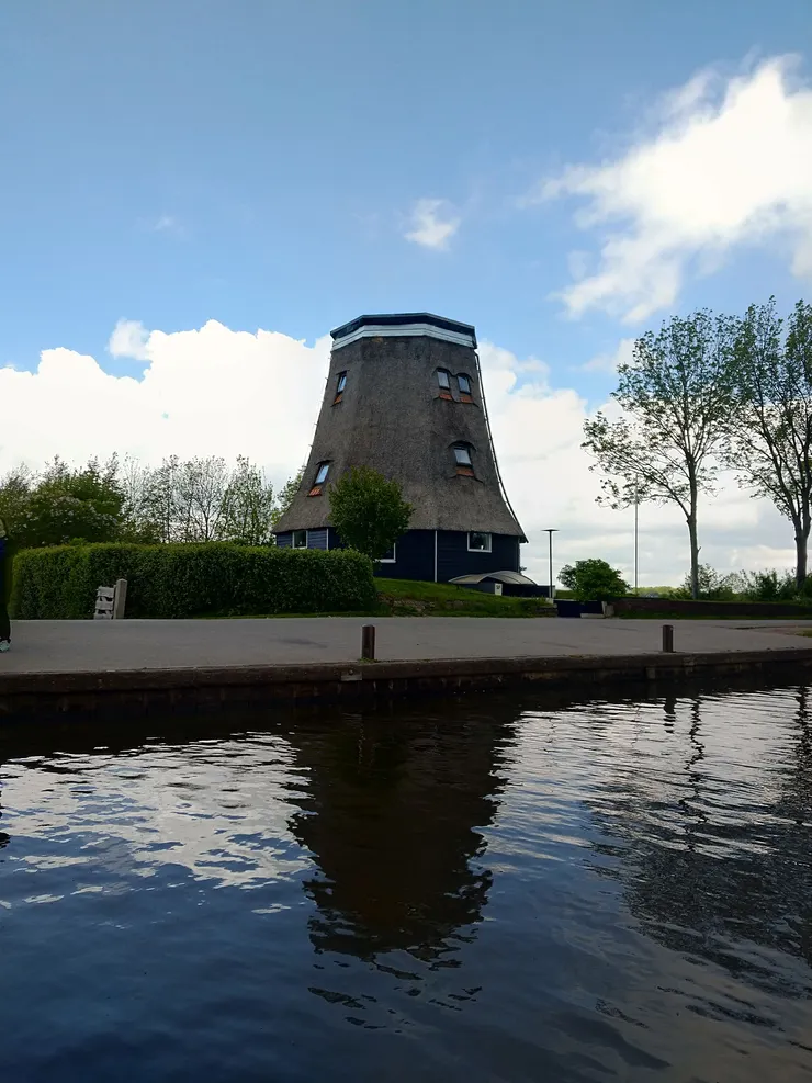 看起來像高腳帽的房子--不知這以前是不是風車