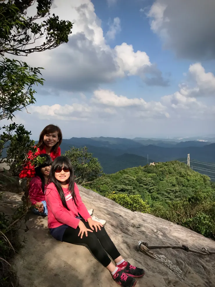 懸崖邊強顏歡笑拍照中