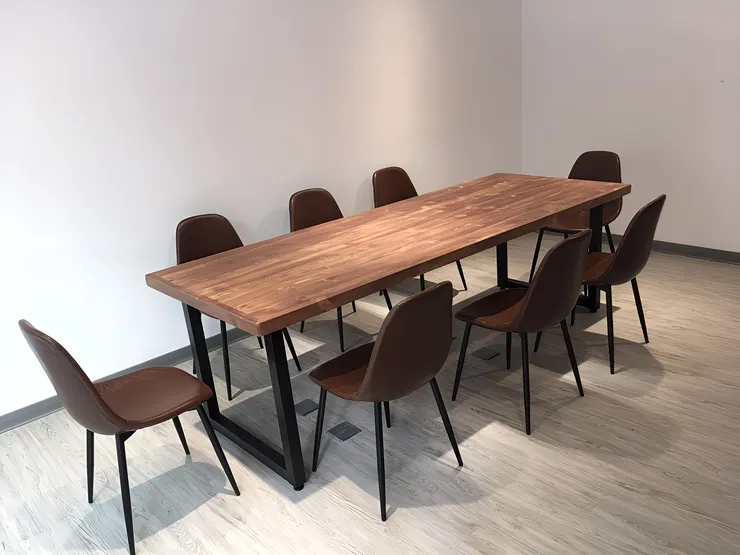 長桌坐多一些人也不會站太大空間