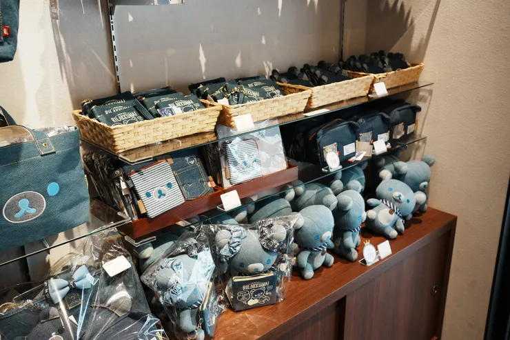 可愛的藍色牛仔拉拉熊