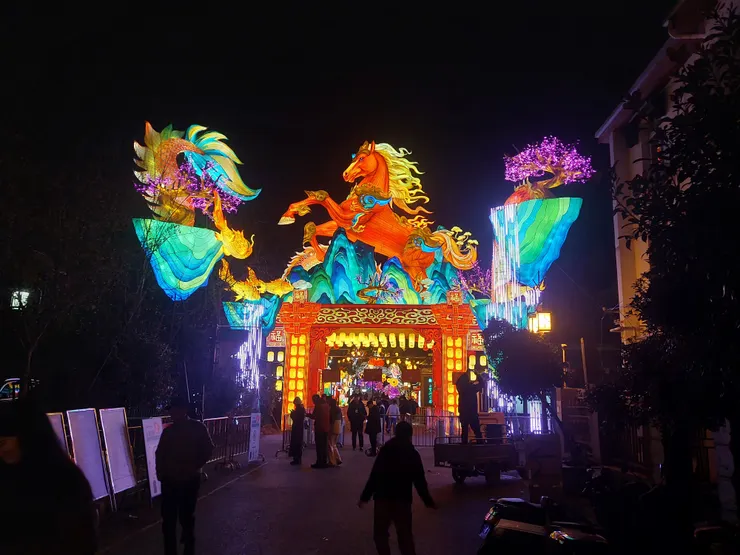 順著夫子廟商圈過去，就可以走到公園的西門入口，今年是馬年用馬燈，底下就是掃碼進場的地方。