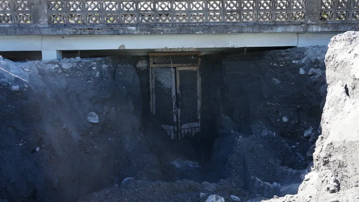 佛祖街中段剛被挖出門口的房子