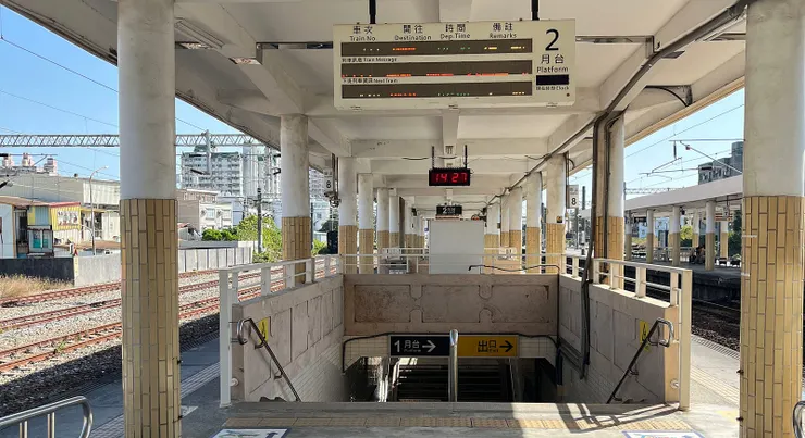 人呢，高雄車站居然沒半個人，太可怕了。