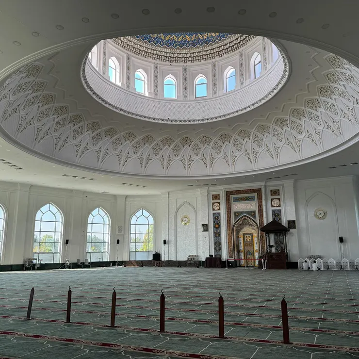純白清真寺內部一隅