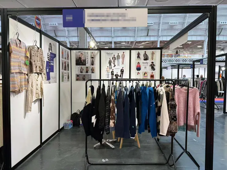 展會現場照片，要考量到參展動線及推薦款式調整擺放位置，挺有趣的